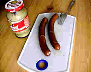Würstchen mit Senf